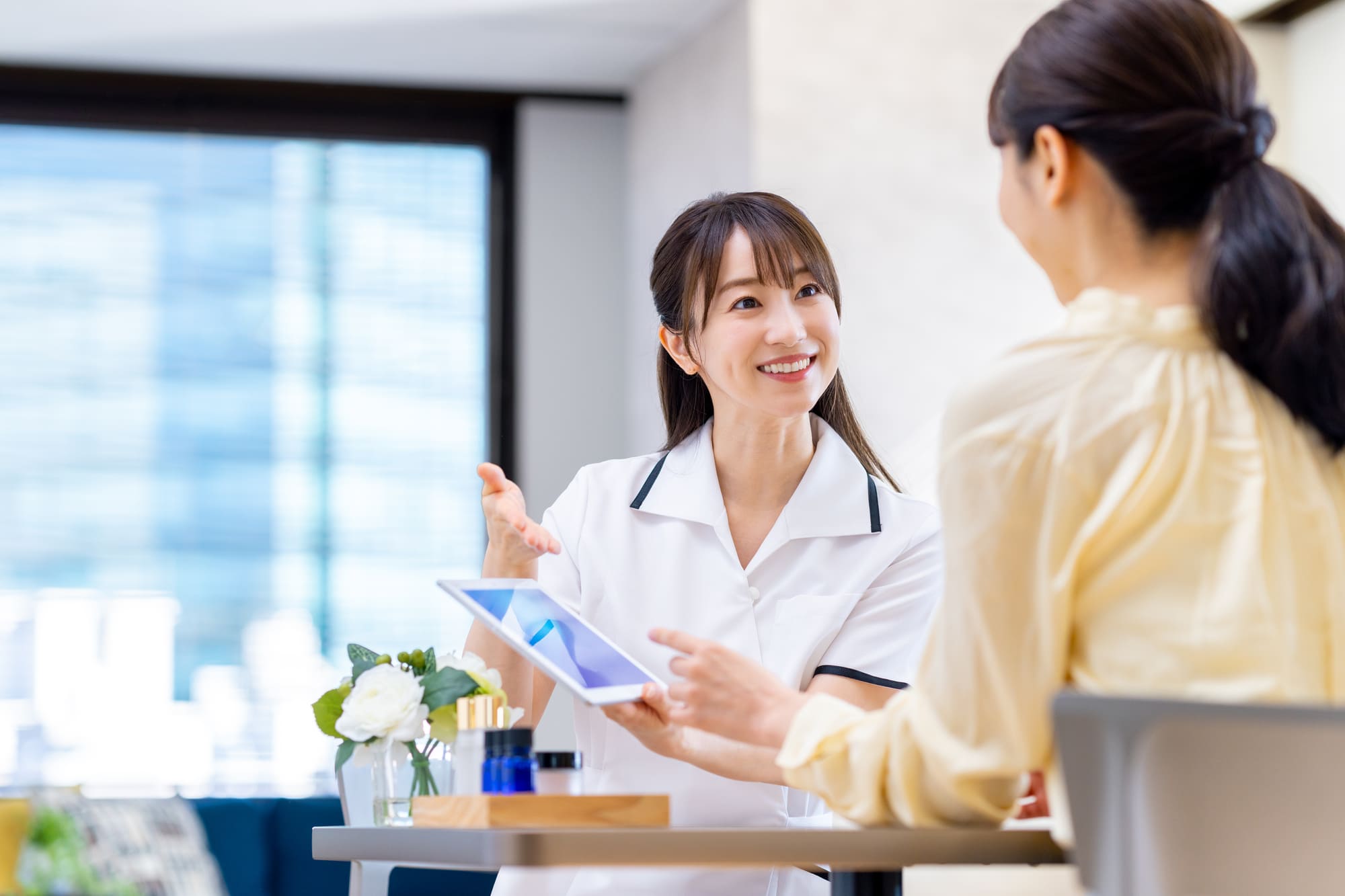 専門家が顧客に丁寧に商品説明をする様子