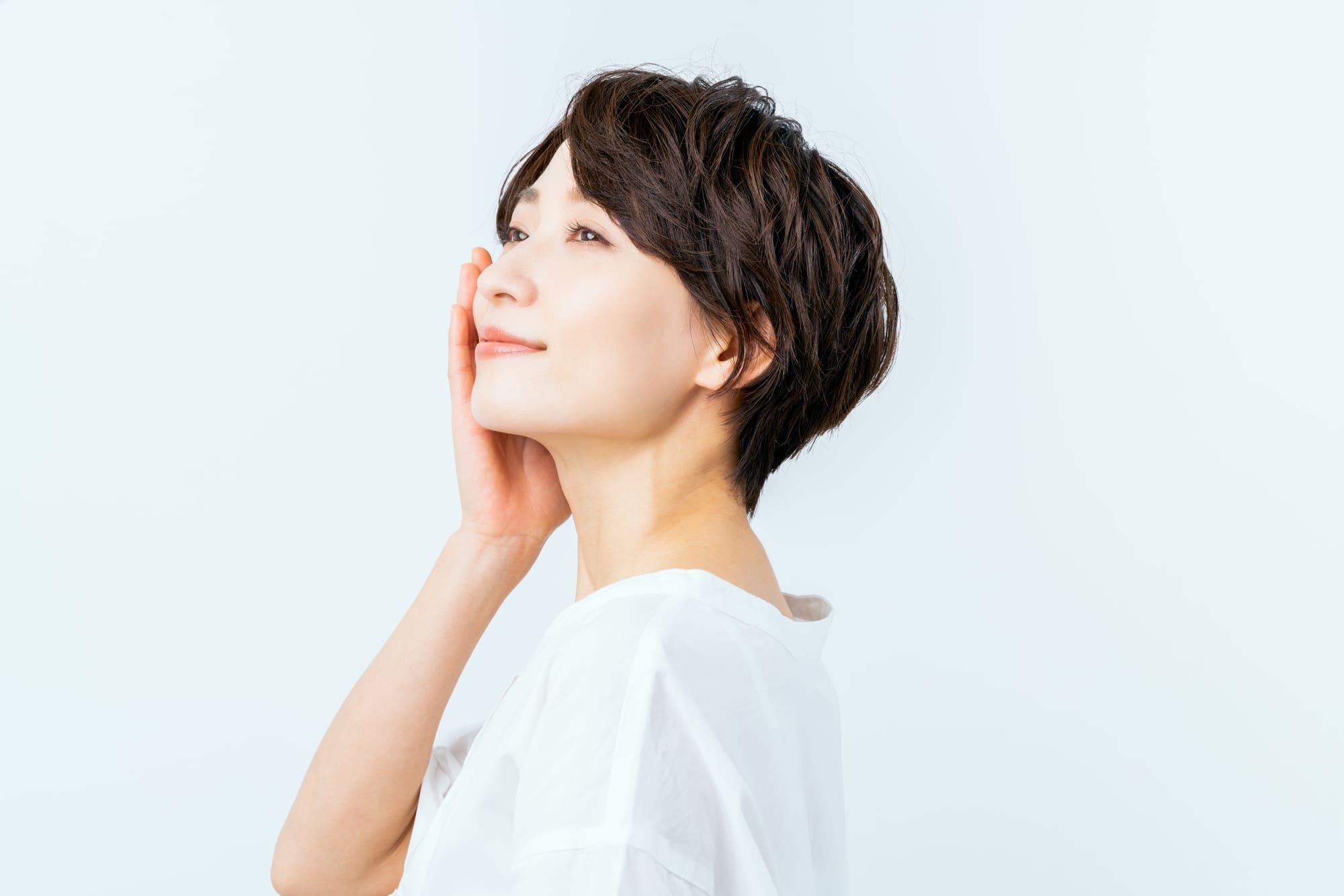 スキンケアをする女性