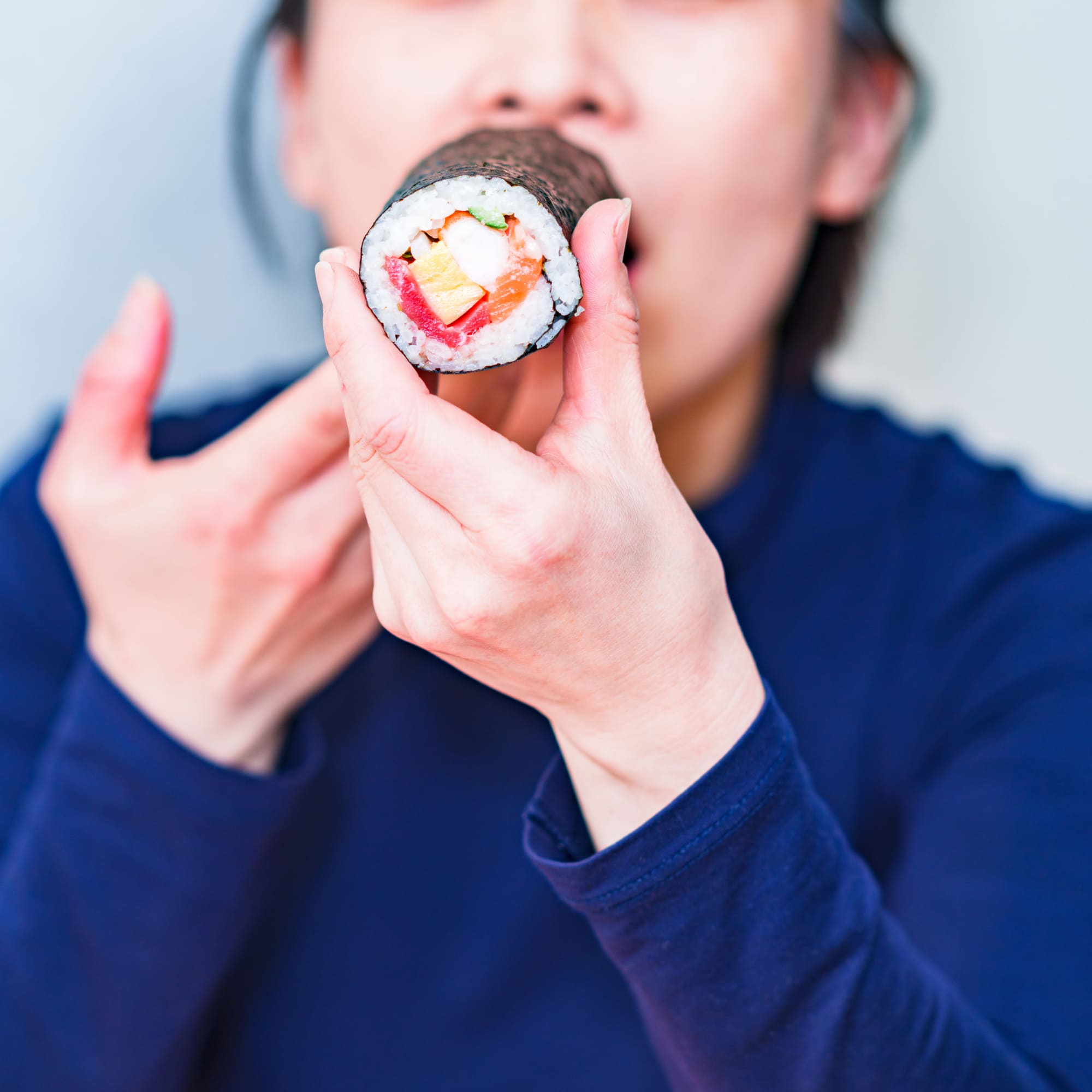 無言で恵方巻きを食べる