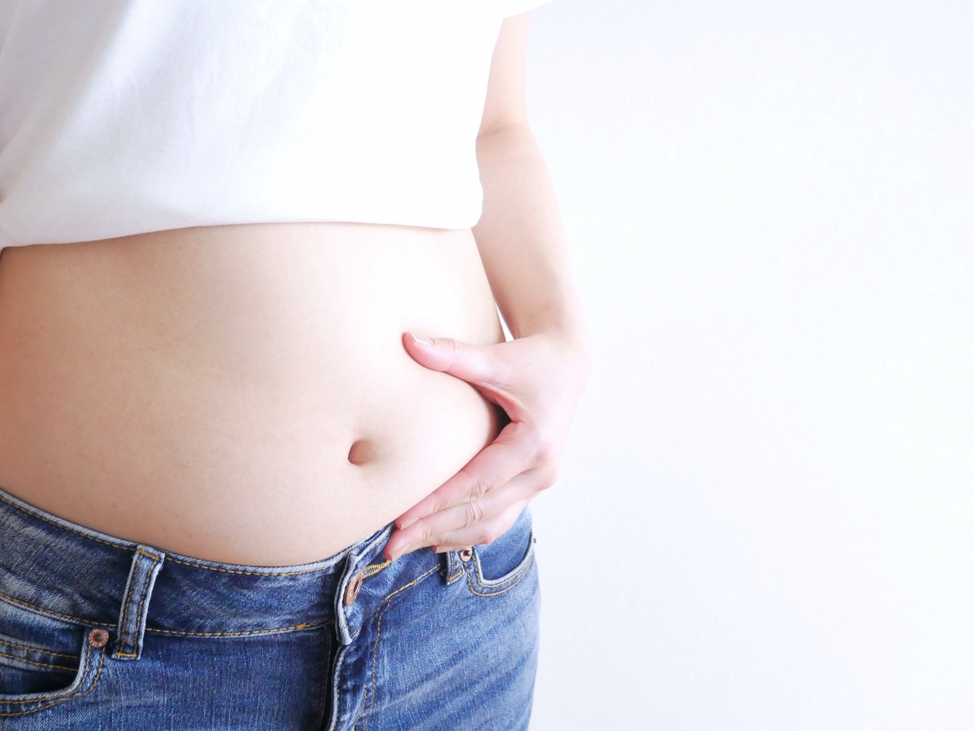 【体に厚みがある女】体を薄くする方法と原因や骨格診断