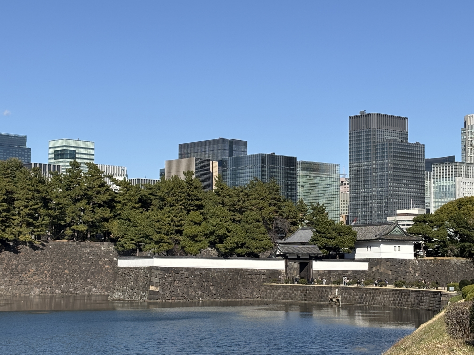 半蔵門 → 桜田門 → 二重橋 → 大手門