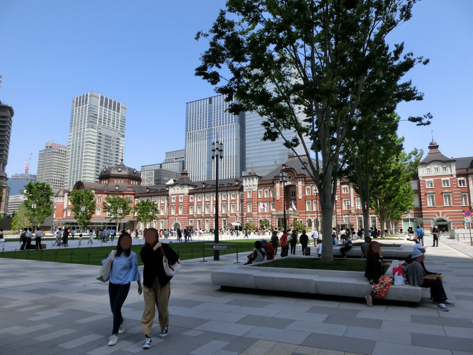 ③ 丸の内駅前広場のベンチ（丸の内中央口改札外）