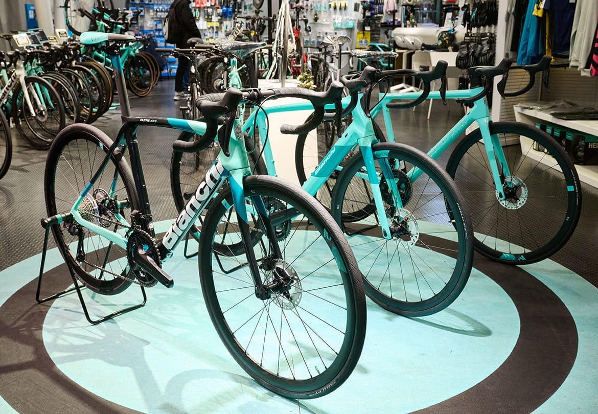 手前からレース向きの「OLTRE XR3」789,800円、サイクリング向きの「INFINITO CV ULT Di2」811,800円、ヒルクライムに向く「SPECIALISSIMA D ULT M50」880,000円。少しずつ形状や材質が違う