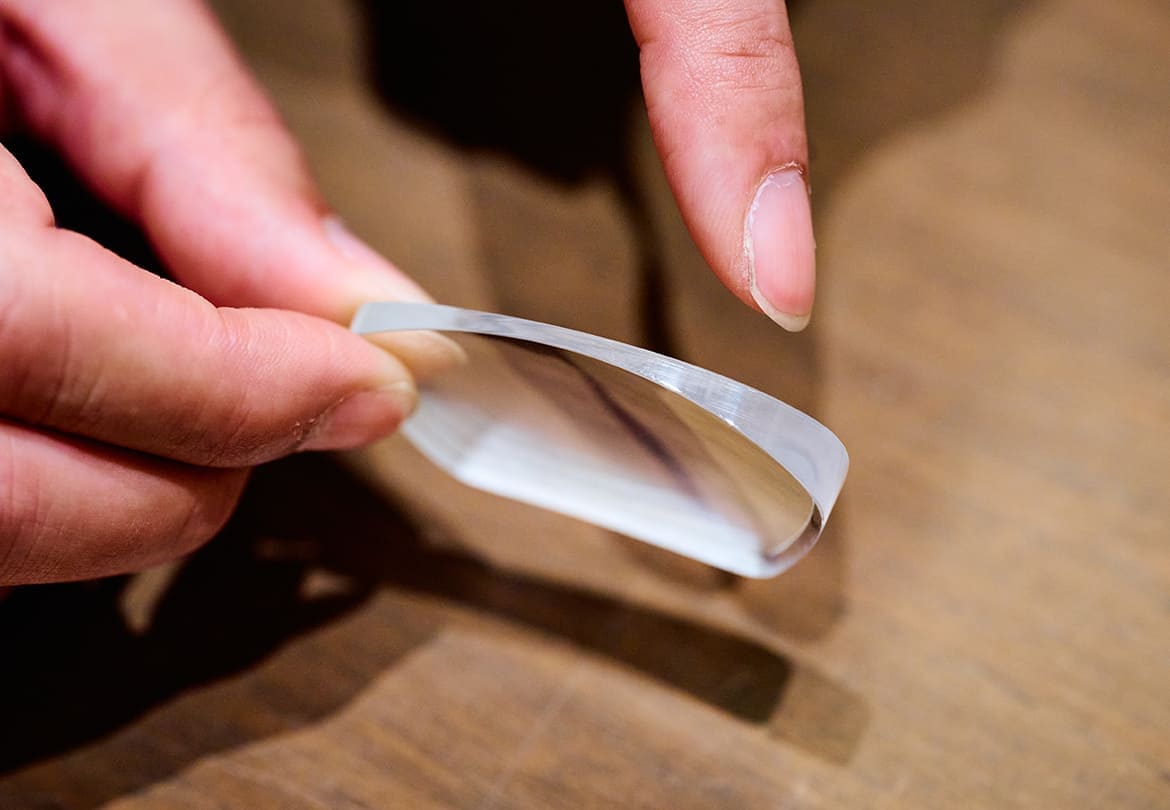 メガネのレンズは外側ほど厚くなるので、目とレンズの中心を合わせることが大事