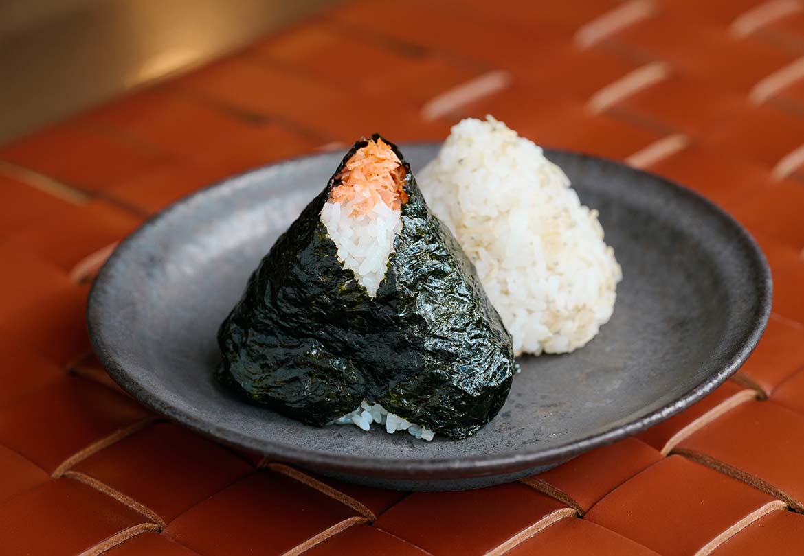平たいお皿には立体感のあるおにぎりを