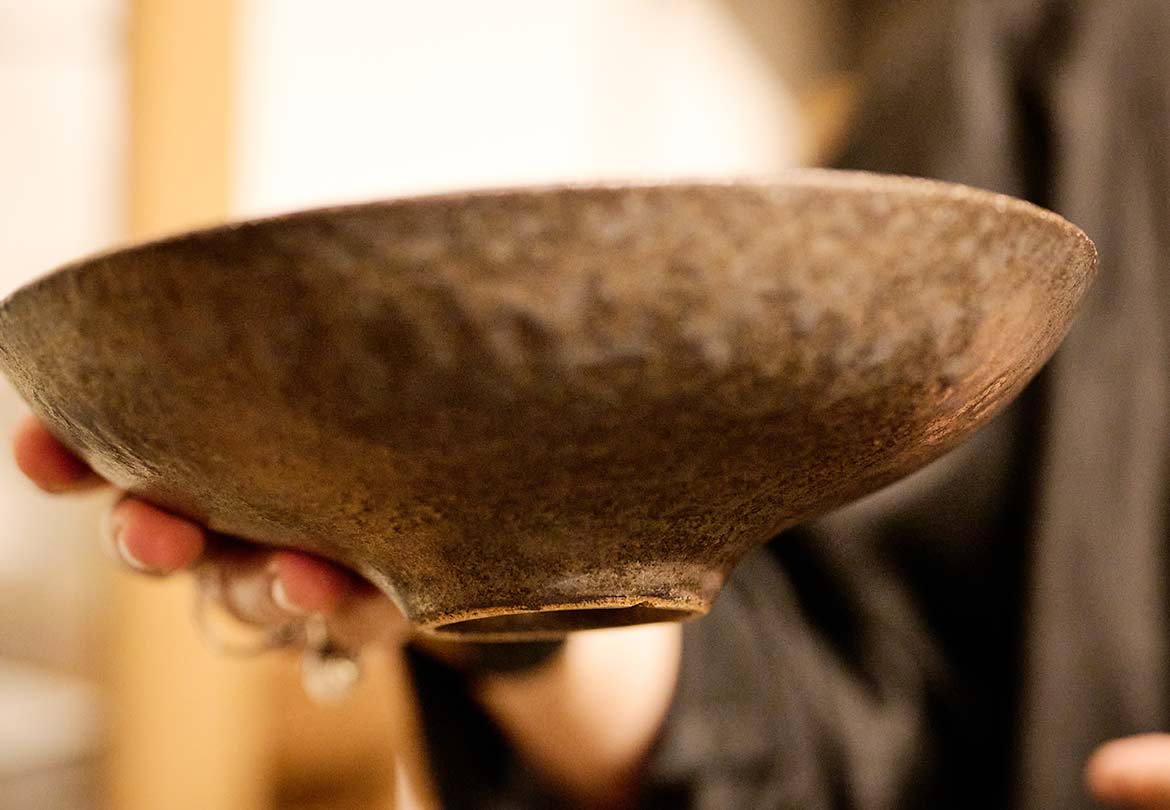 背の高い浅鉢形の器は古物から影響を受けている