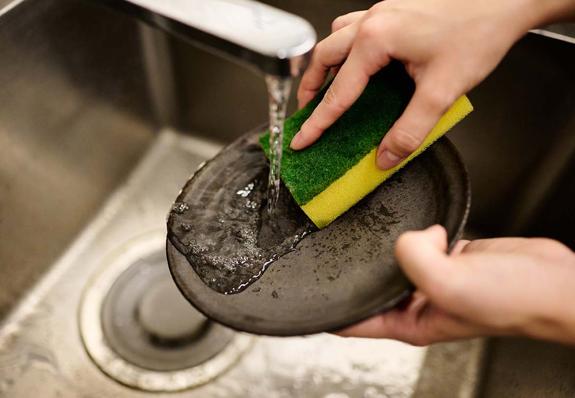 ぬるま湯で優しく手洗い