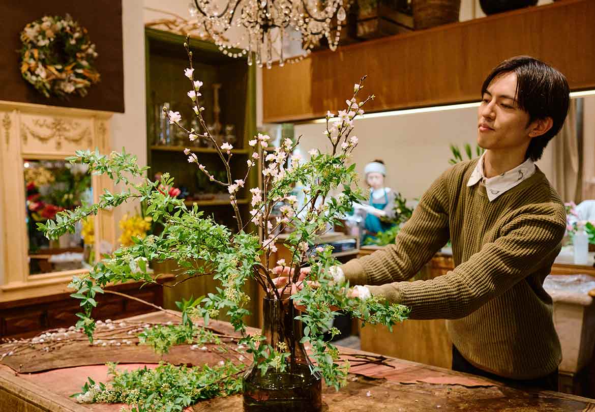 枝ものを飾る花瓶は、底が広がっていて重さのあるものが◎