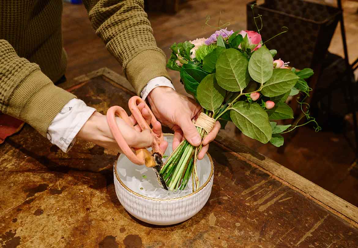 切り戻しのひと手間を加えることで、茎が水を吸い上げる力を高めることができる