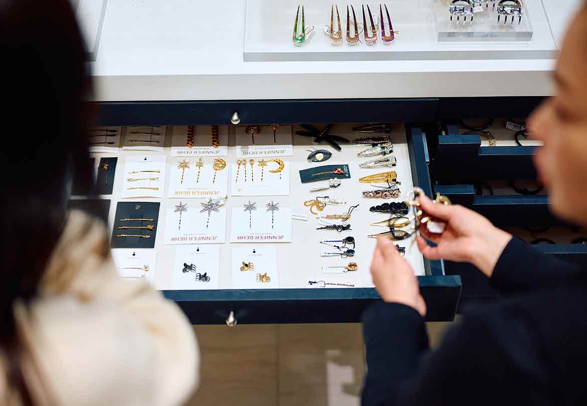 ヘアアレンジのレクチャーやスタイリングもおまかせあれ