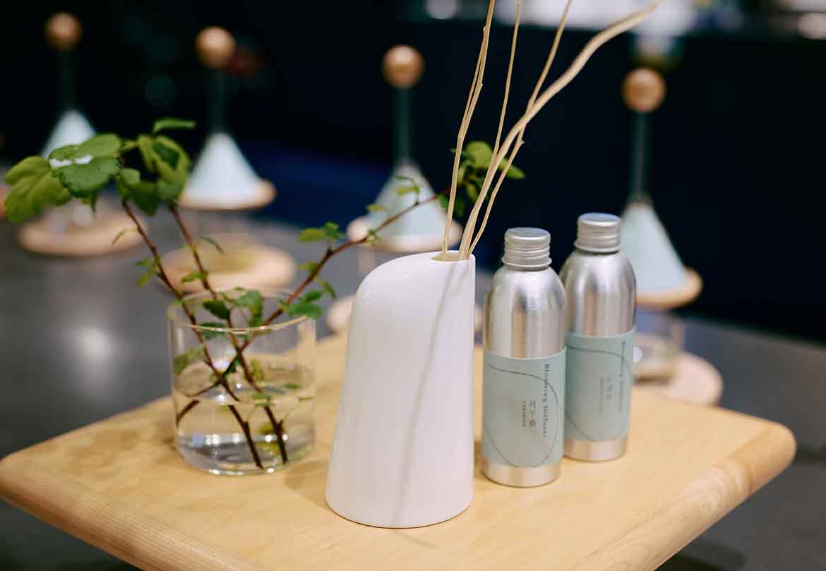 草木が芽吹くような、有機的なデザインの「moe」