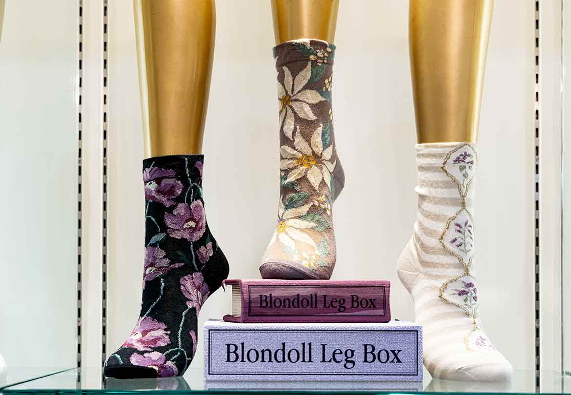 絵画のような柄ソックスも、定番人気のアイテム。履き口の細部にまで柄をあしらう仕立ても「Blondoll」のこだわり