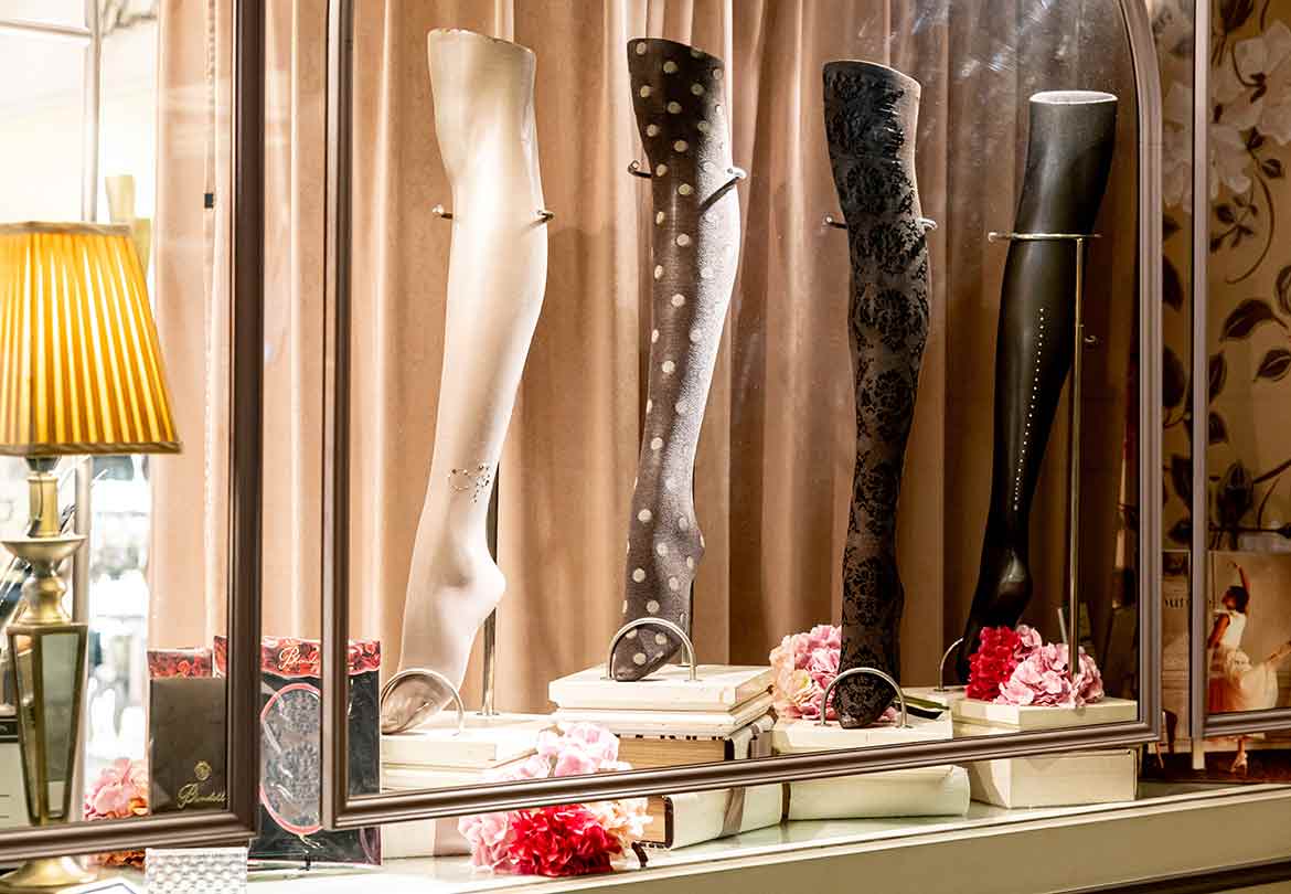 キッチュなドット柄やクラシック柄、明るい色味のタイツも今期の注目株！