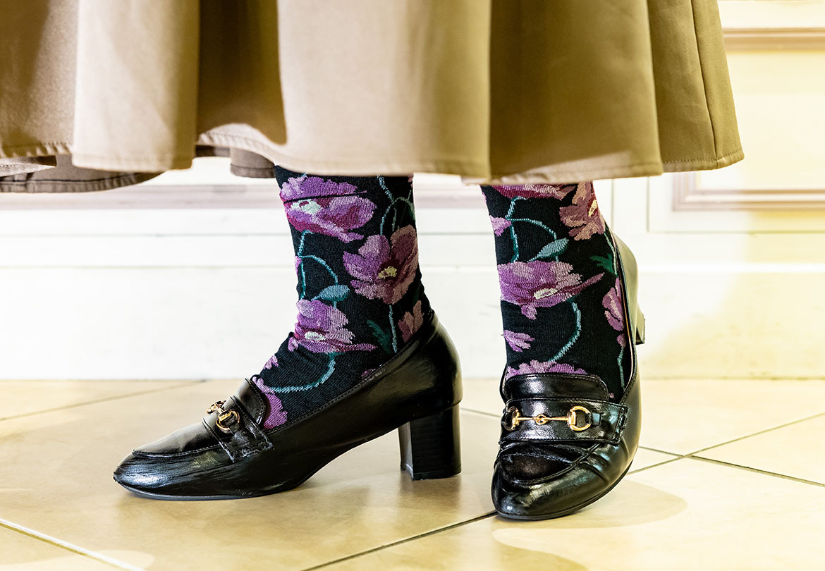 ベーシックな装いに映える、花柄ソックス