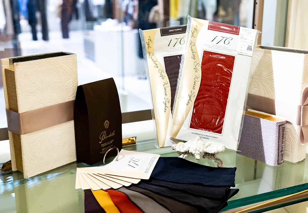 透け感が出にくく、秋冬から春先までロングシーズン活躍してくれるタイツは、全8色展開。防寒性と美脚効果を両立した、履き心地も抜群の名品 