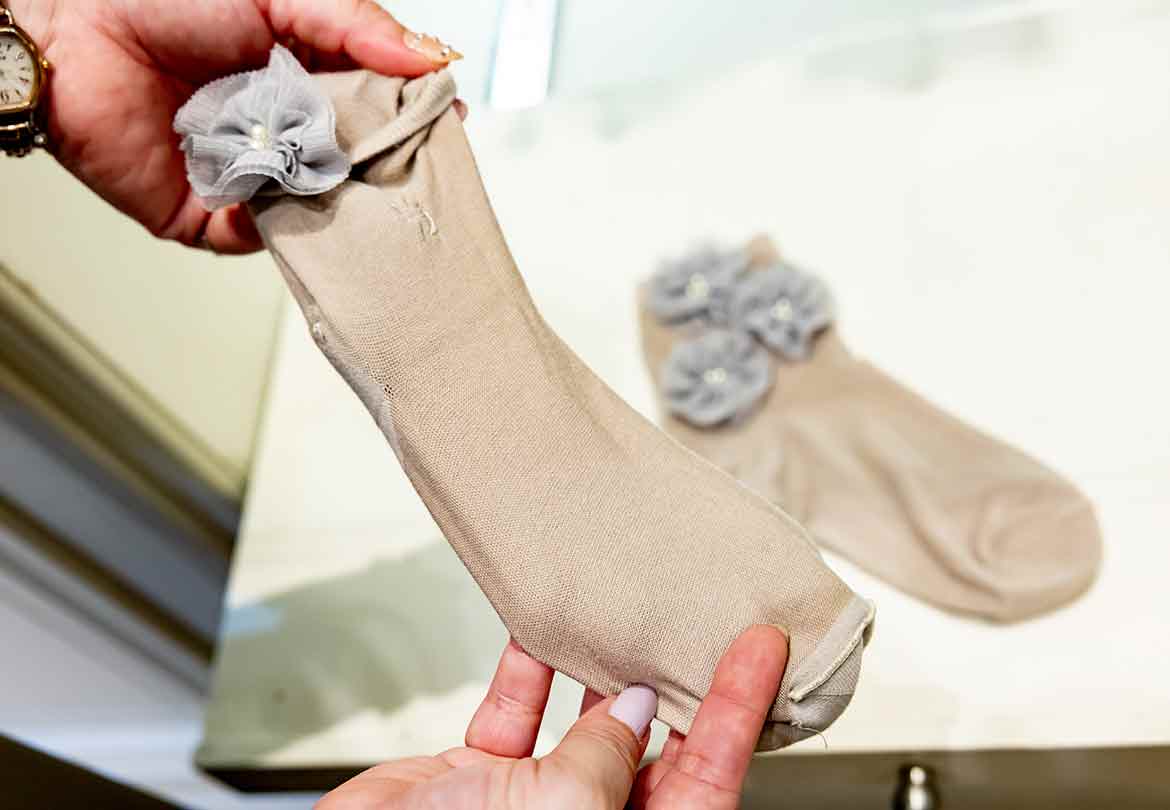 立体的な装飾が付いたソックスは、裏返して中に入れ込んでから洗うと型崩れしにくく安心