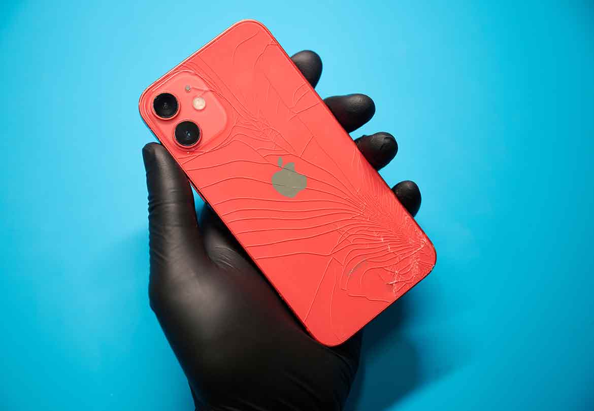 iPhoneの背面割れの修理は時間もコストもかかりがち。スマホスピタルなら手軽に依頼できちゃいます