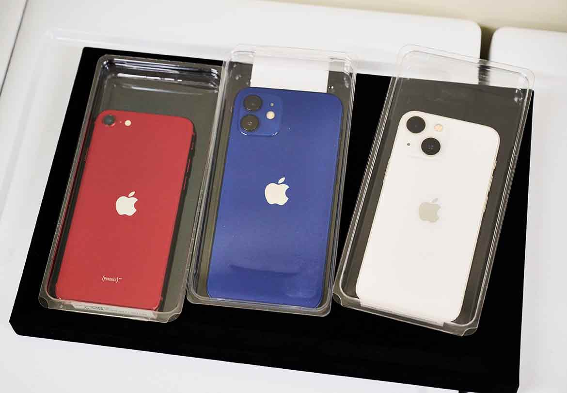 販売用のiPhoneも様々なモデルを用意。「最新機種よりも旧モデルの方が使いやすかった」なんてことも！