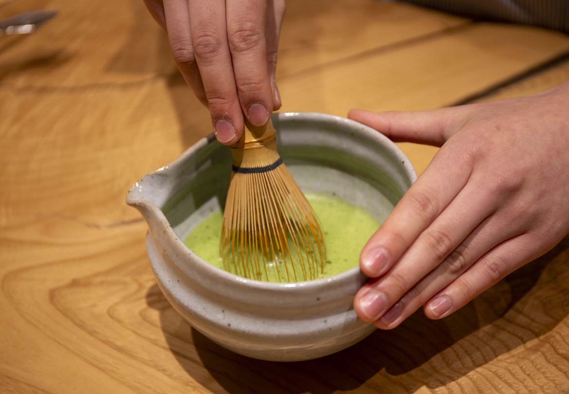 テイクアウトコーナーではその場で点てたお茶がいただける