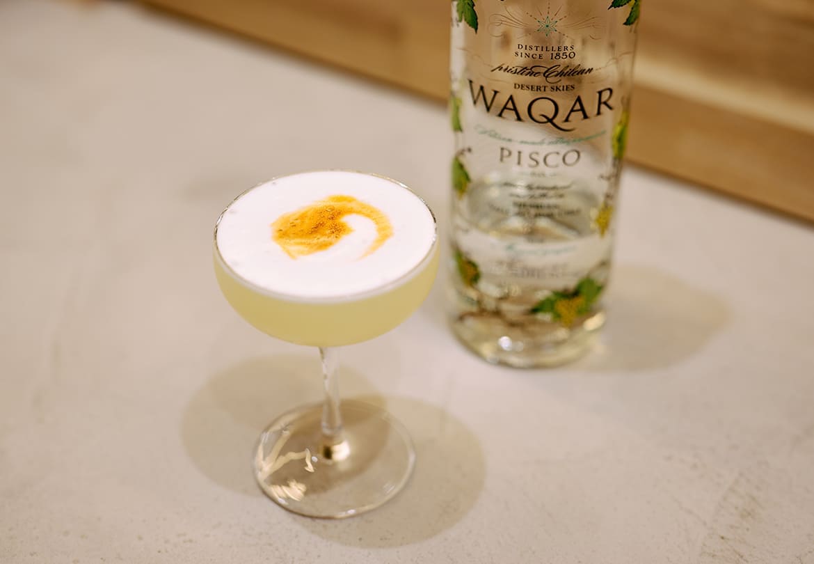 マスカットのブランデー「WAQAR」が爽やかな「ピスコサワー」1,210円