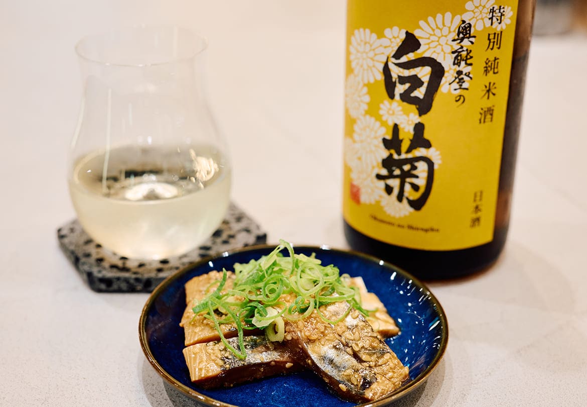 有料試飲は30ml。すっきりとした「奥能登の白菊 特別純米」660円と「博多の胡麻さば」660円は相性抜群