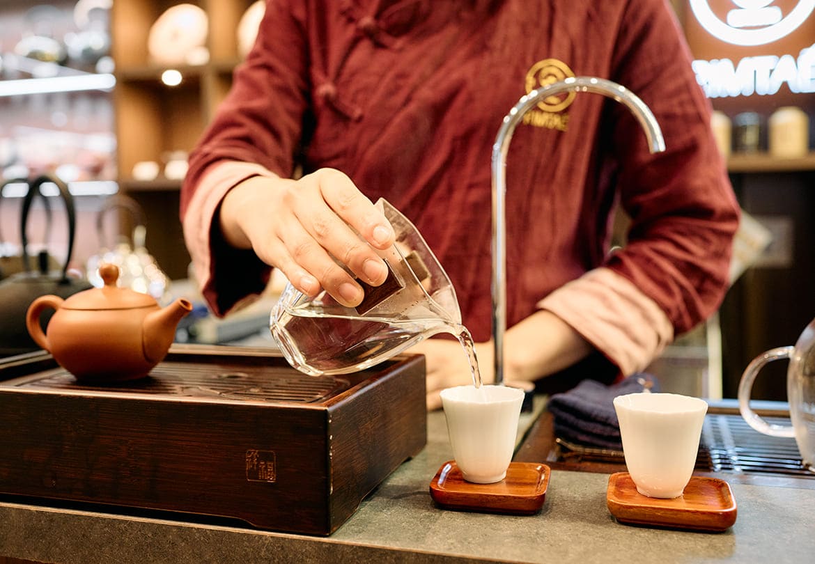 まずは急須と茶杯を温める。片口のような茶海（ちゃかい）があると便利