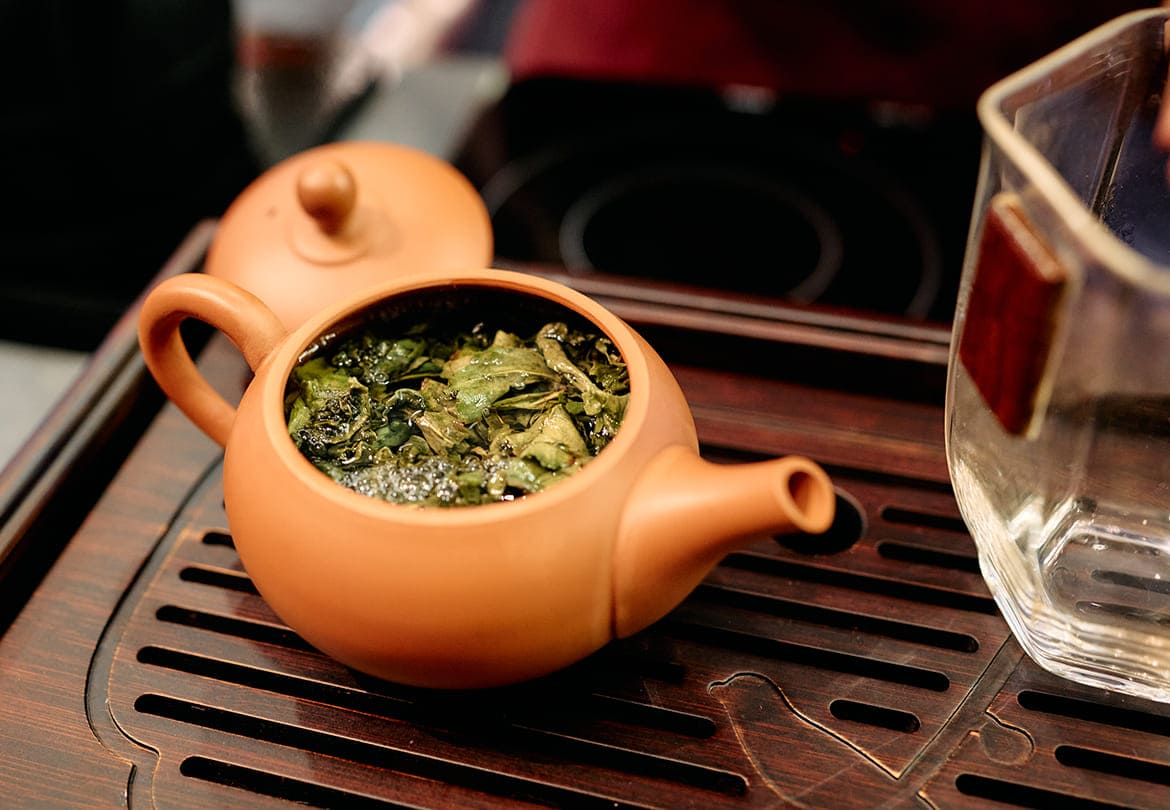 急須に茶葉を入れて、お湯でさっと洗茶することで茶葉の香りが一気に立ち上がる