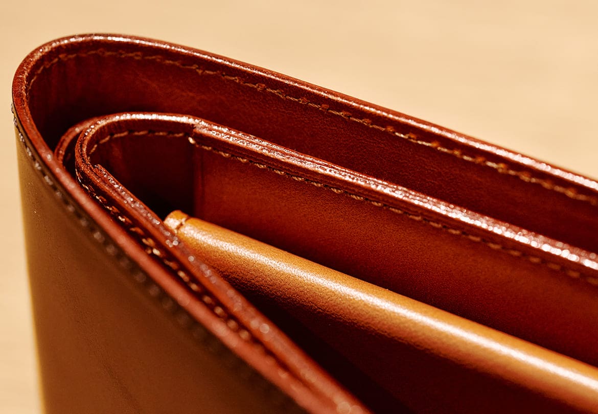 コバ（革の縁）に樹脂をコーティングする技術がすごい