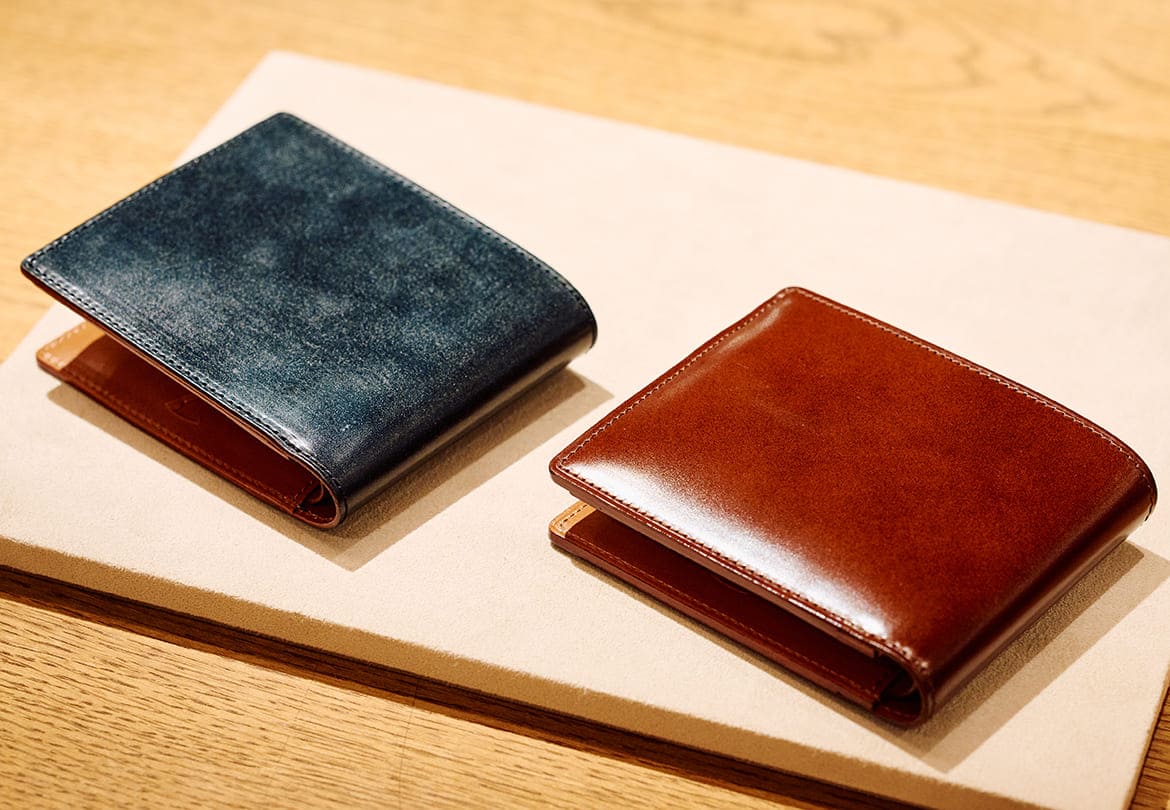「二折財布」左:ブライドル（ブラック）38,500円、右:コードバン（ブラウン）51,700円
