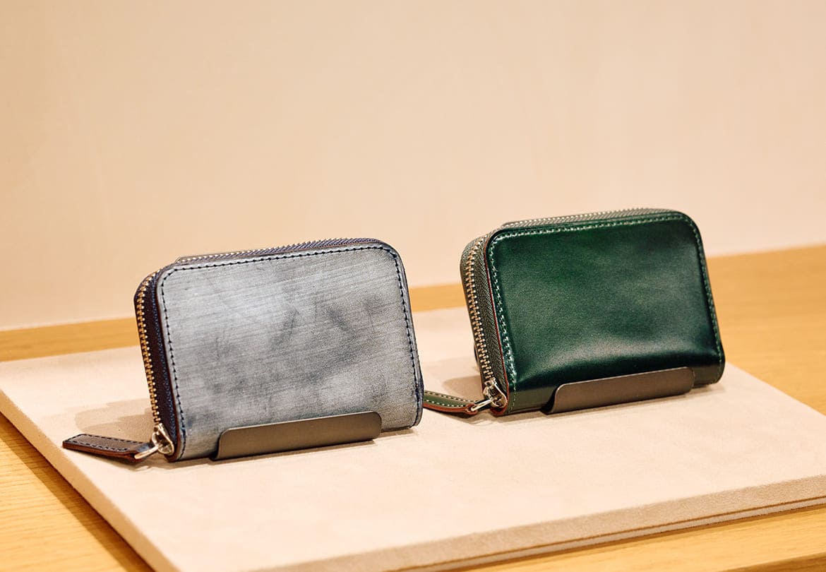 「ファスナーコインパース」左:ブライドル（ネイビー）27,500円、右:コードバン（ダークグリーン）38,500円