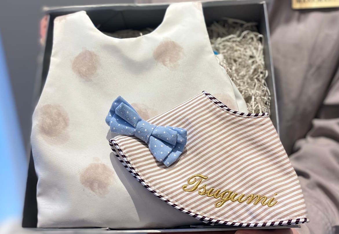 「お食事エプロンpainter 1 cyan mizutama」5,500円、「スタイdolce 4 stripe×blue tie」3,080円