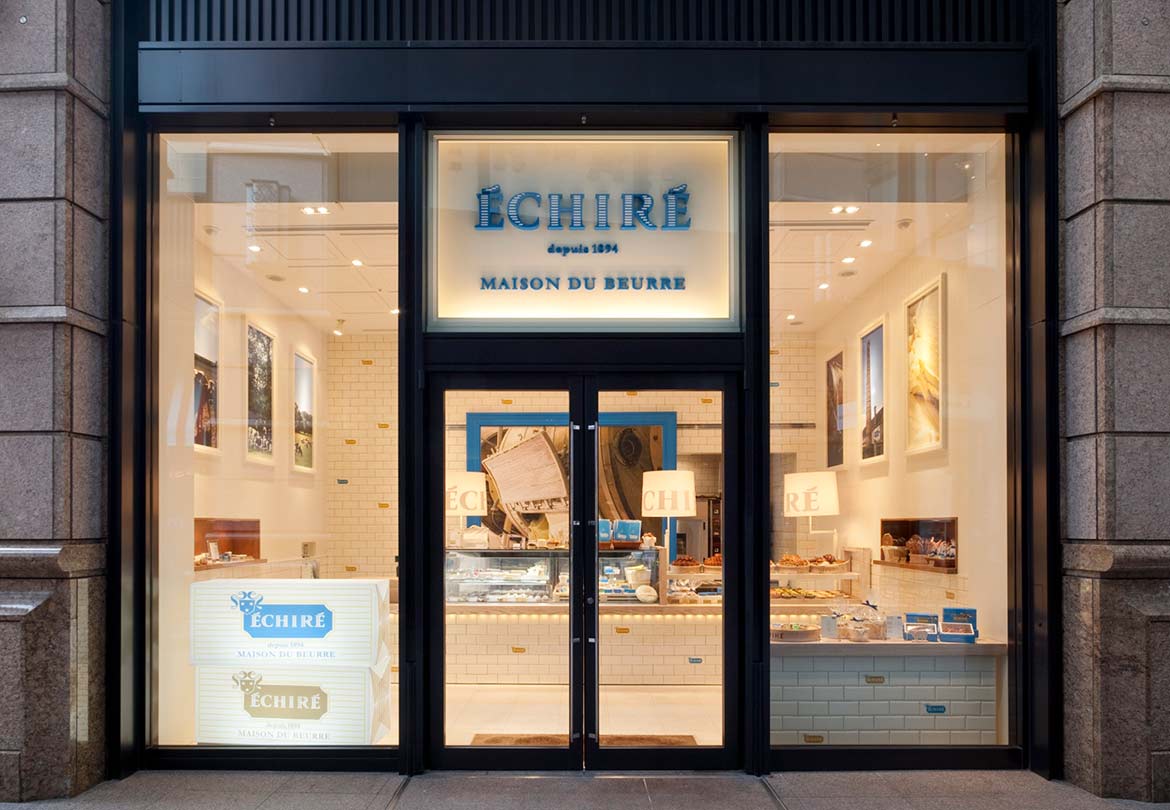 ホワイトとブルーを基調にした店内