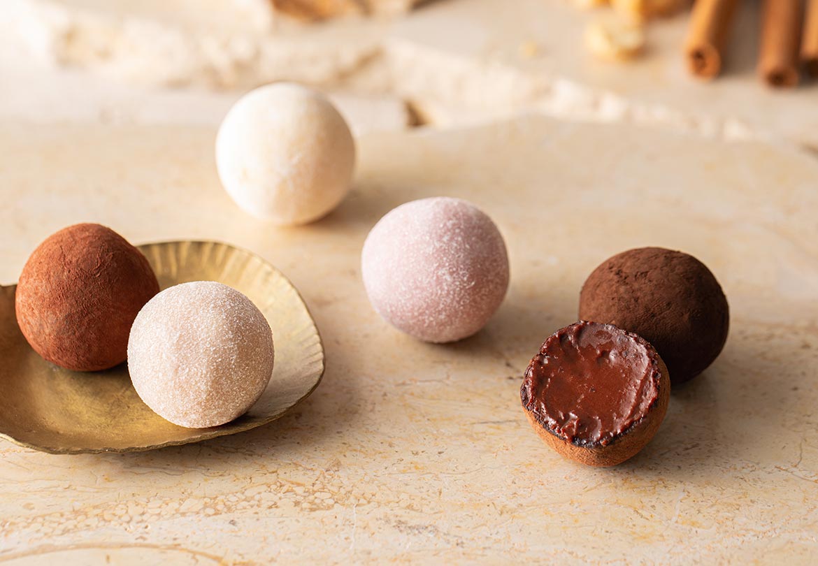 チョコレートは、インドネシア・スラウェシ島の農家と共に育てたカカオから作る