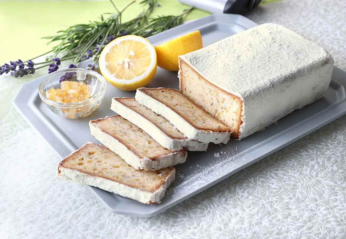 レモンをたっぷり使用した夏限定シュトーレン 大 3,600円 小 2,600円