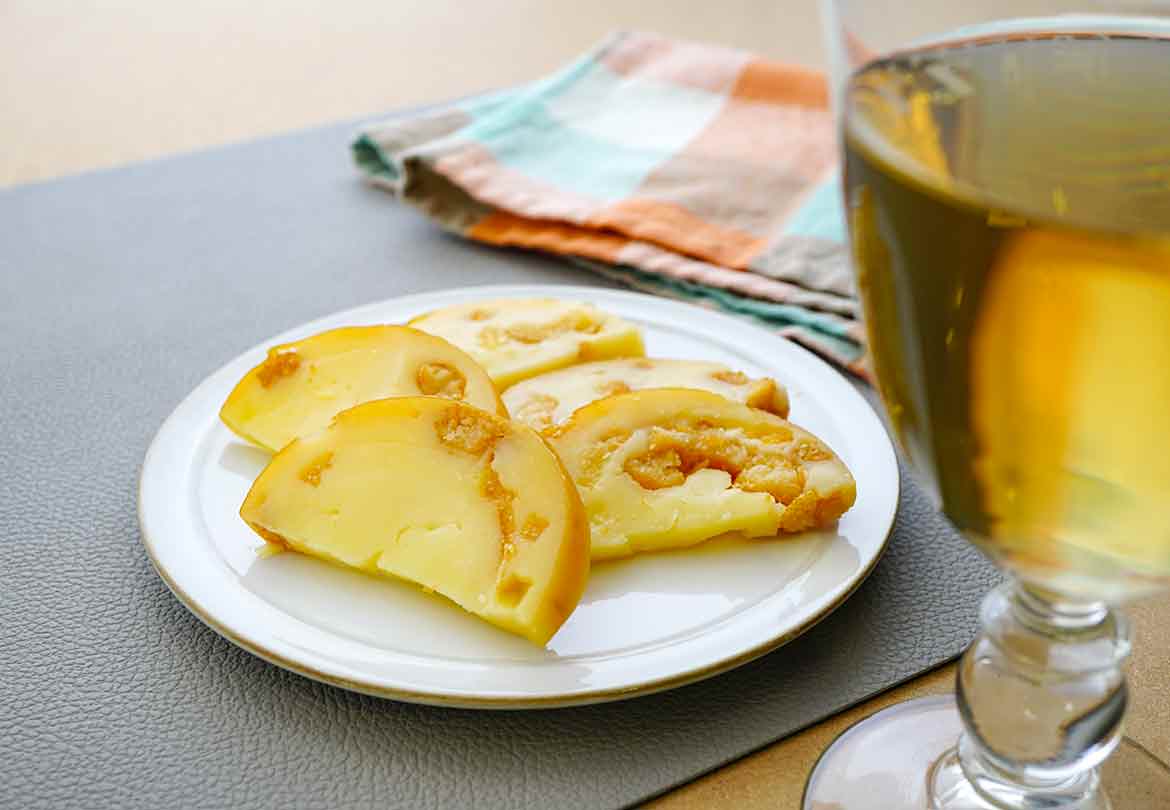 燻製数の子のプチプチ食感×オランダ産ゴーダチーズのまろやかさの「成城石井 かずのこチーズ」。食感とコクがおいしいハーモニーを奏でる