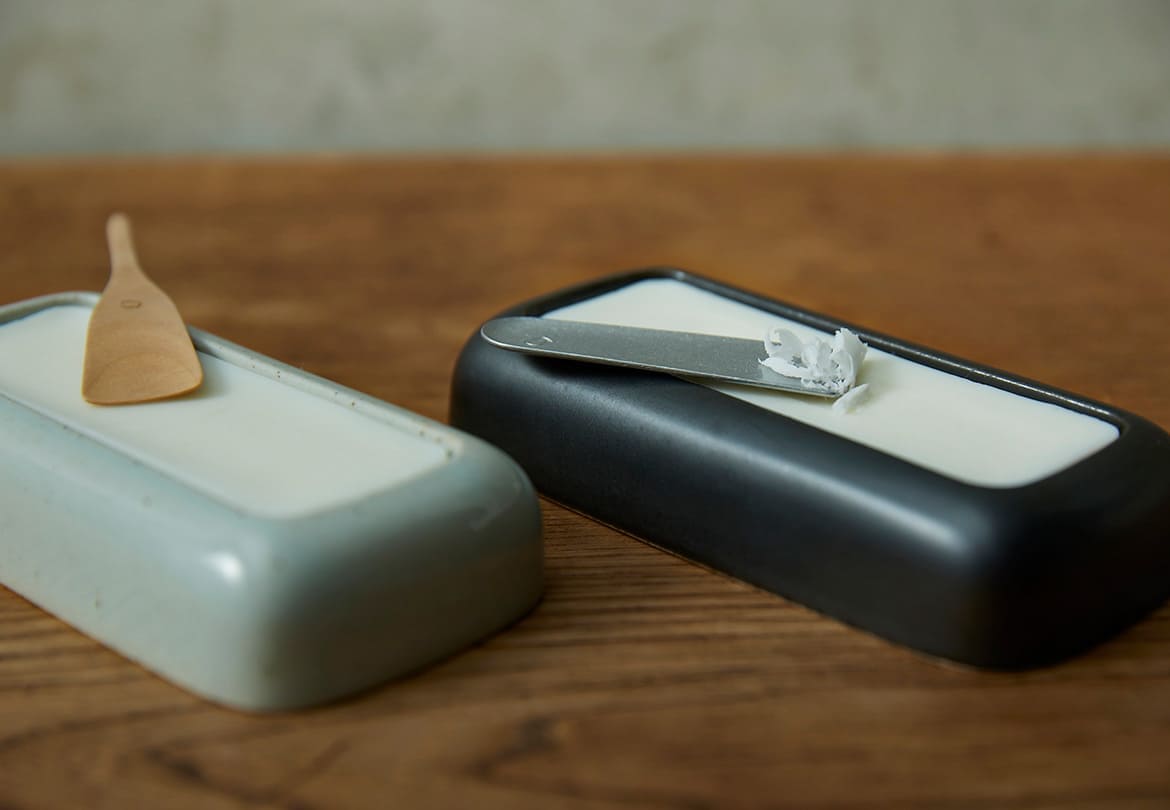 削ることで香りが立ち上がる「フレグランスバー」（No.100）1,980円、陶磁器の器 2,750円、グレーター アルミ 440円、ウッド 770円