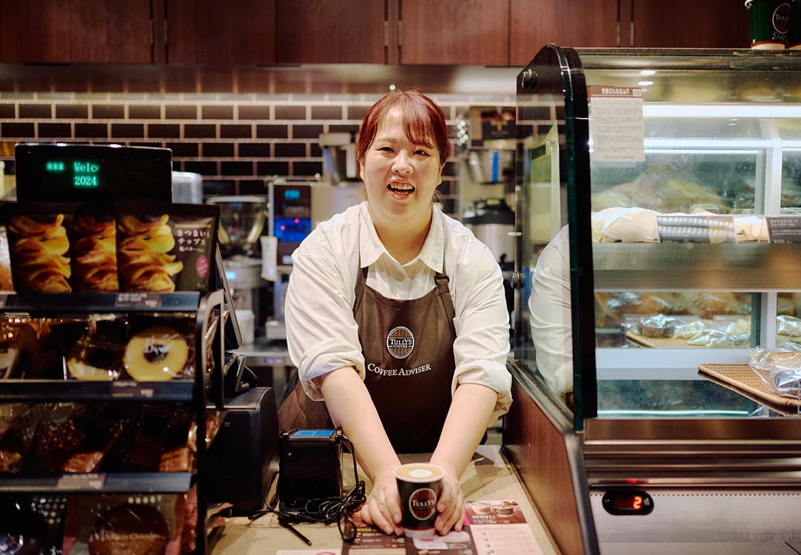 コーヒーを提供する高坂さん