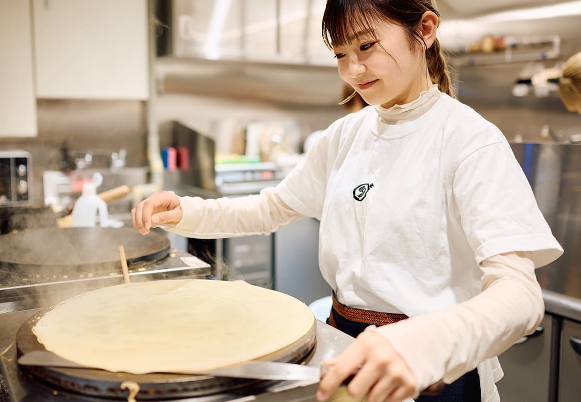 黒田さん自らがクレープを作る様子