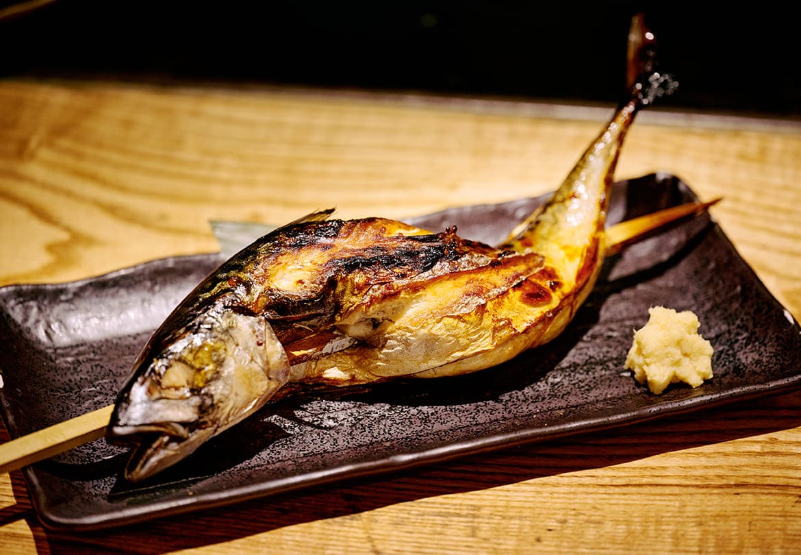 鯖を丸々1本焼く「鯖の浜焼き」