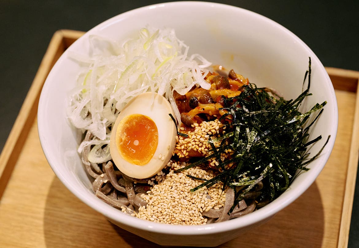 人気No.1の「とり辛味そば」（冷）1,100円