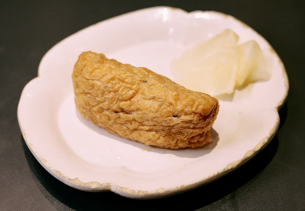 もう1品にちょうど良いサイズの「黒酢いなり」100円