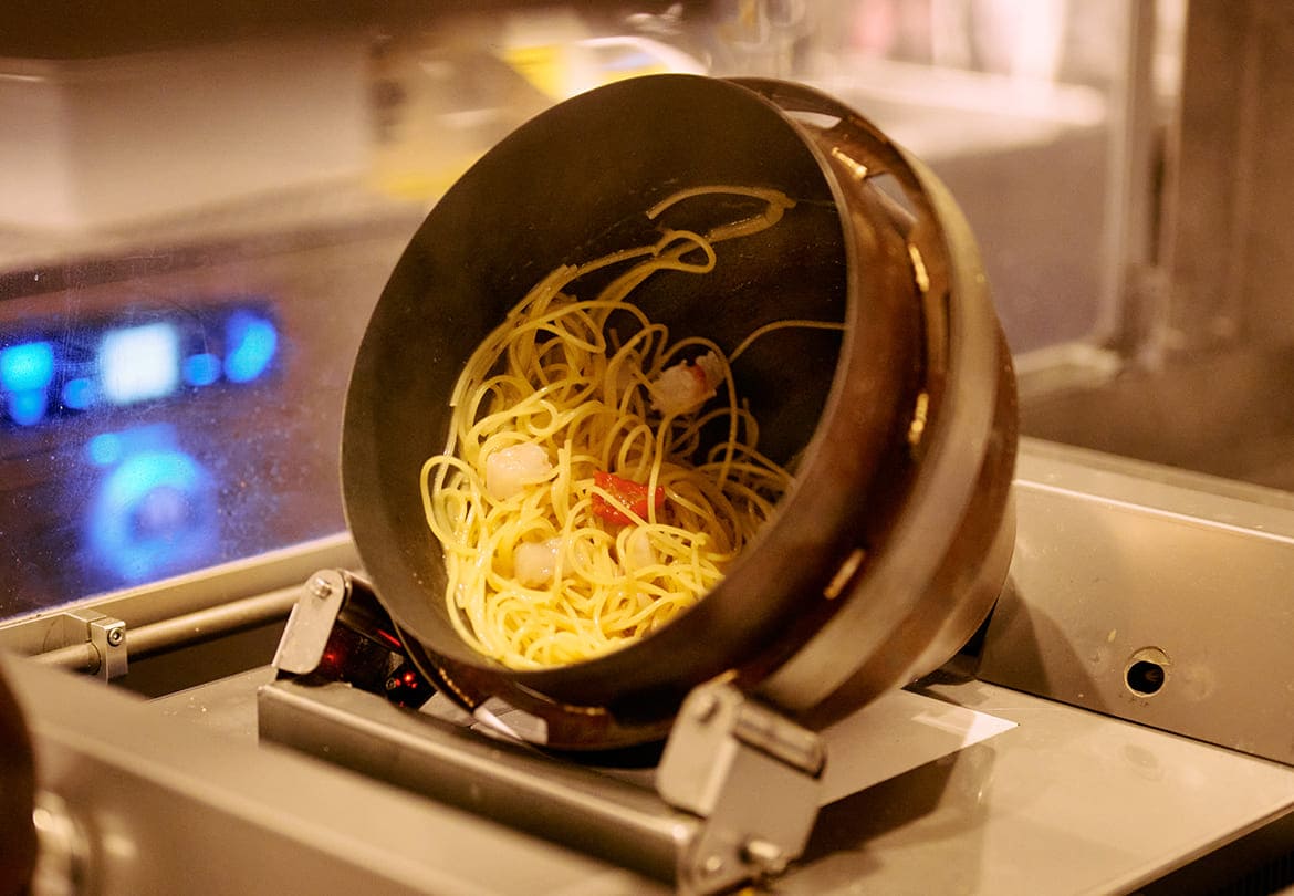 最新ロボット「P-Robo」が麺茹でから仕上げまで自動調理