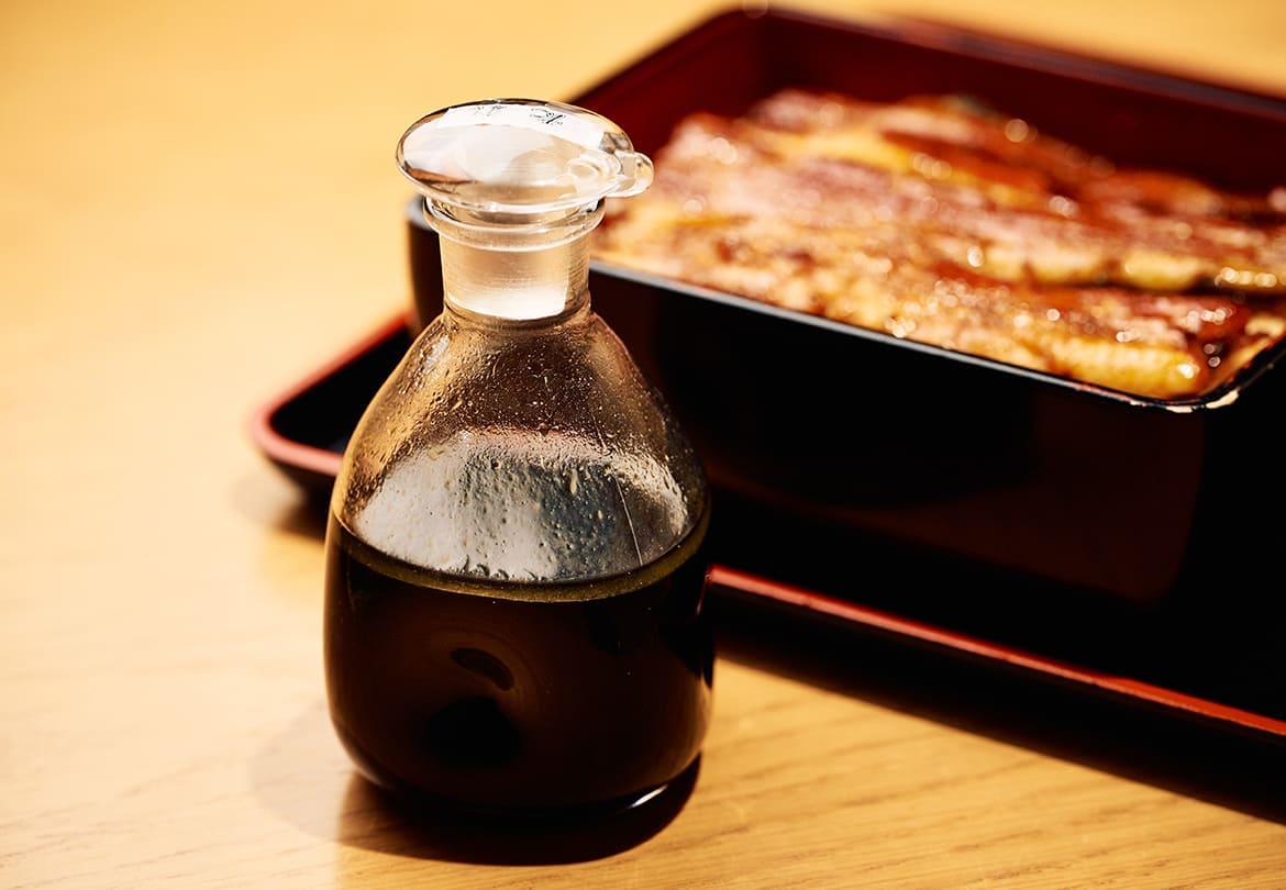 実際に鰻を焼くときに使っているタレが卓上に。好きなだけかけて召し上がれ！