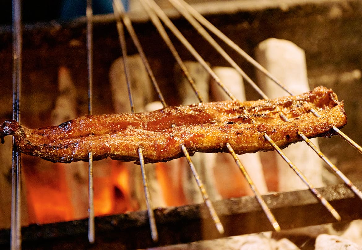 備長炭でじっくりと焼き上げるスタイル