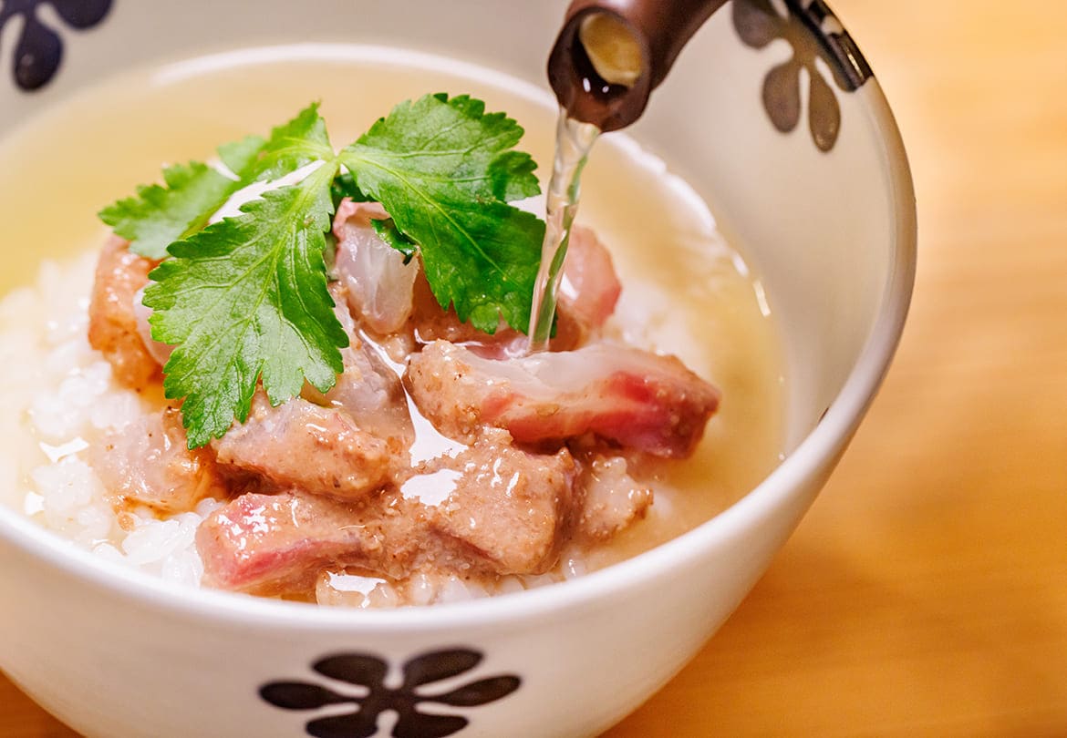 鯛を乗せたご飯に自慢の「極上だし」をかけて。「鯛だし茶漬け」1,050円