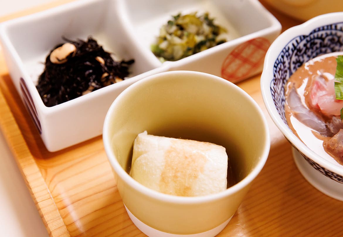 おぼろ豆腐と小鉢2種。副菜もヘルシー