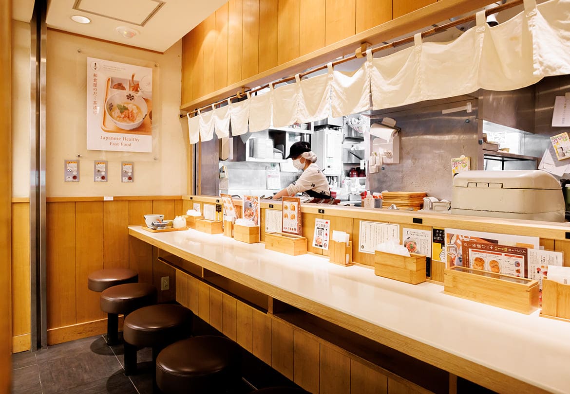 カウンター中心の店内。券売機スタイルでお一人様ランチに最適