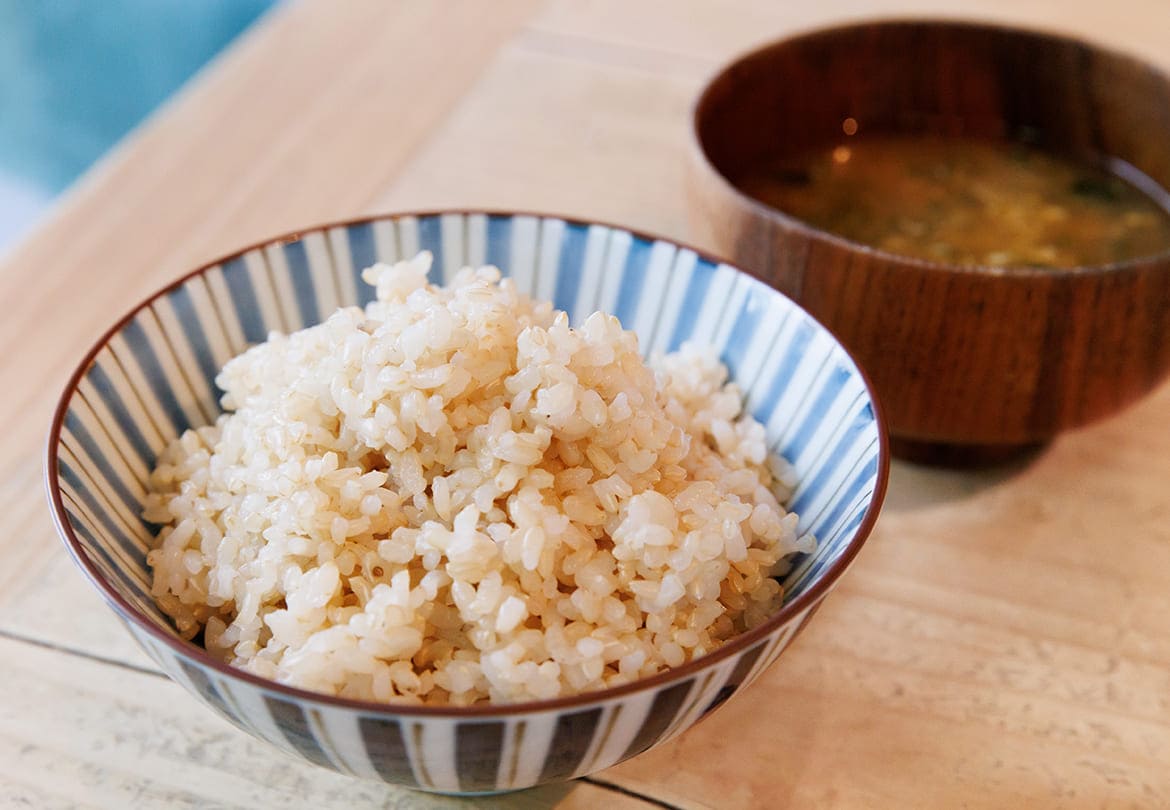 山形県遊佐町の池田さんが作る「ひとめぼれ」の玄米と秋田県・羽場麹店の麹味噌のお味噌汁