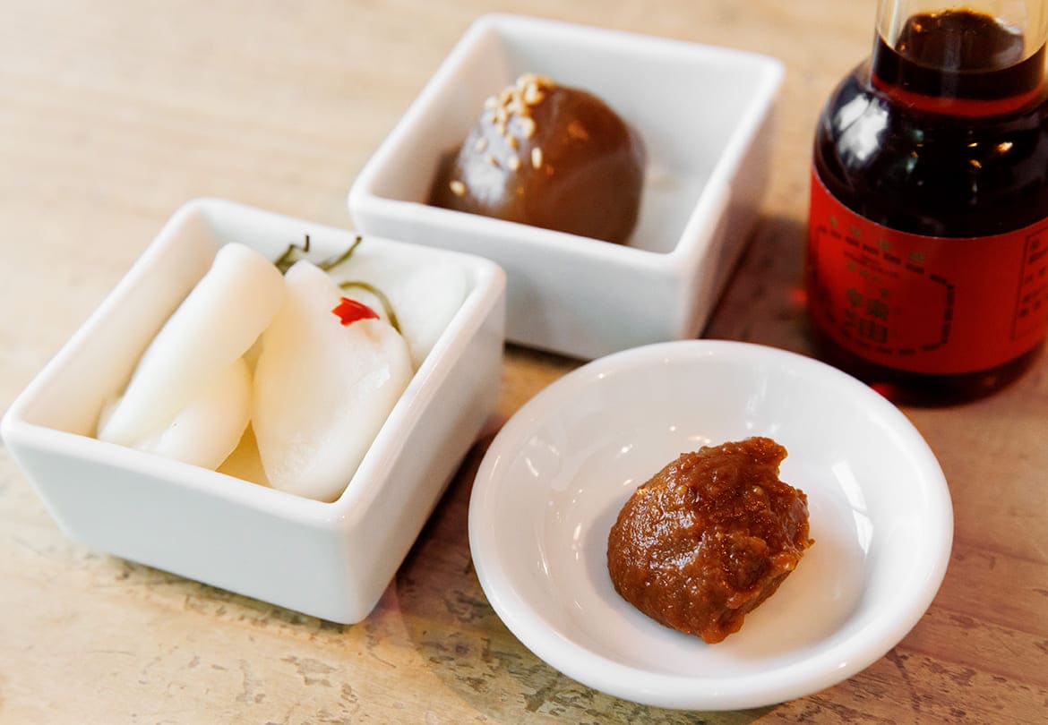 付け合わせの調味料や小鉢も素朴で美味。「梅味噌」は鶏胸肉につけて