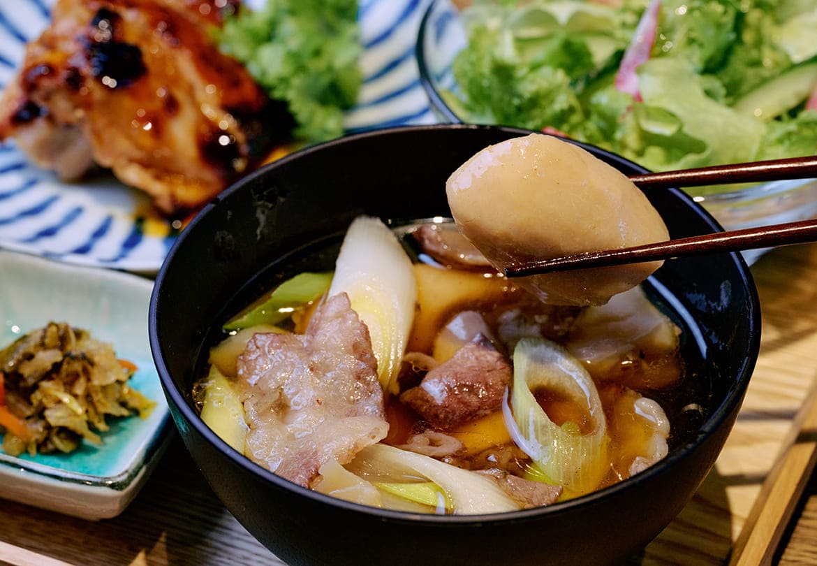 山形名物芋煮。10〜5月頃までは「甚五右ヱ門芋（じんごえもんいも）」を使用